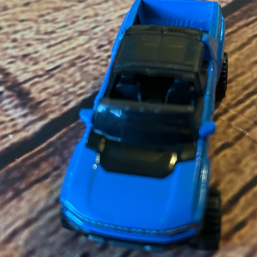 Hot Wheels '20 Toyota Tacoma - Picture 4 of 6
